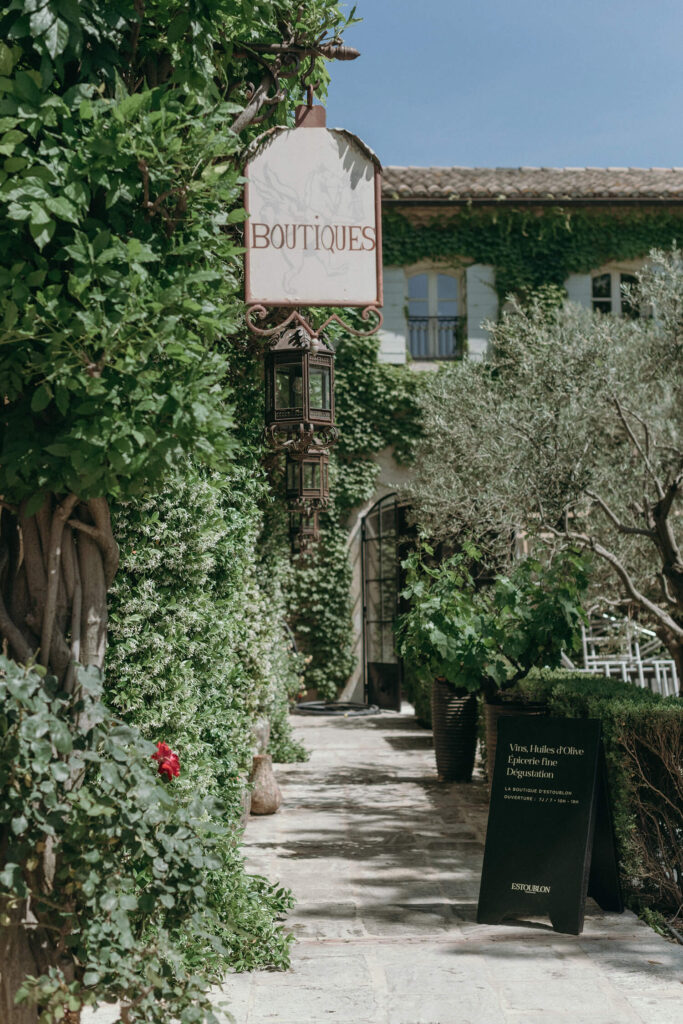 Chateau d'Estoublon boutique selling olive oils and wines, delicatessen products and local crafts.